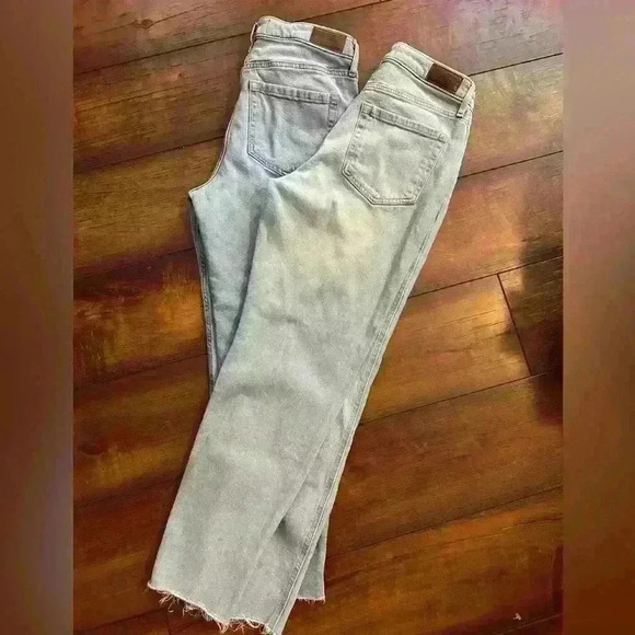 2 pair Hollister ultra high rise mom jeans stretch size 7 R 28 w and 27 L. - Picture 4 of 4
